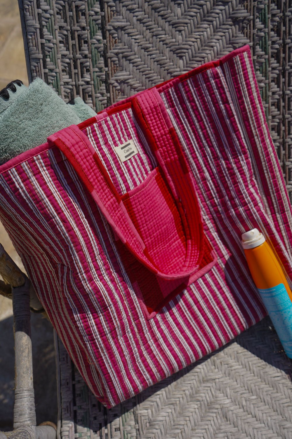 Detalle Reversible Bolsa Rayas Rosas Y Rojas Cristina Oria