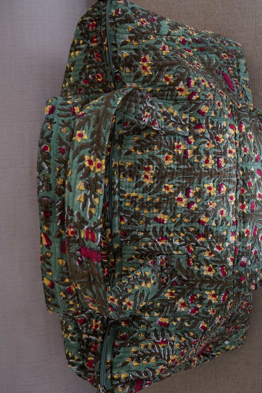 Detalle Asas Bolsa De Viaje Flores Verdes Cristina Oria