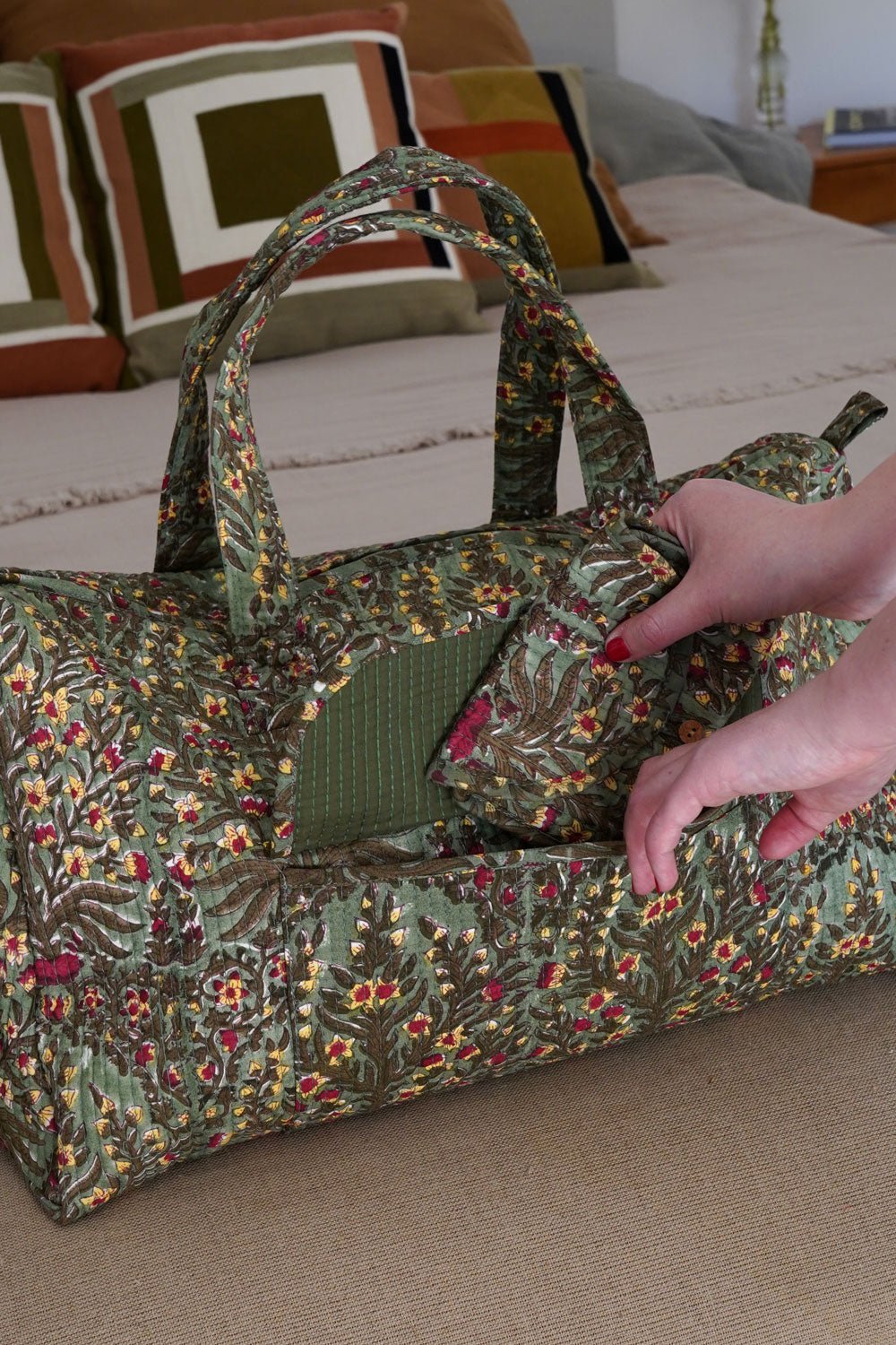 Detalle Bolsillo Bolsa De Viaje Flores Verdes Cristina Oria