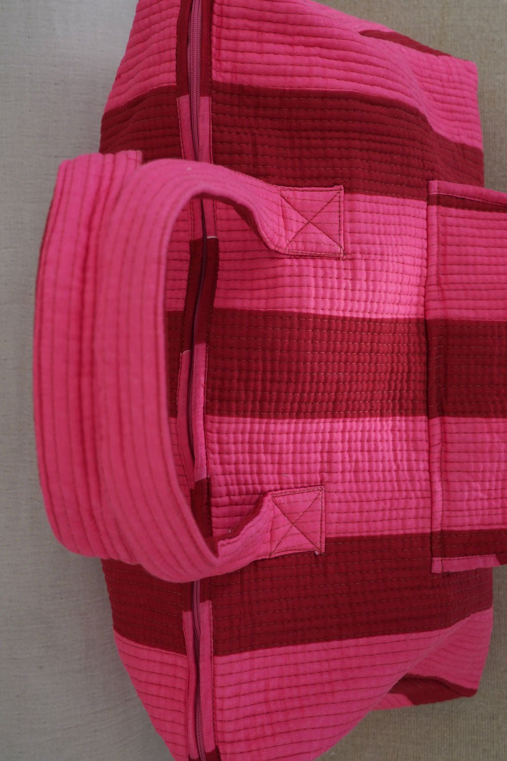 Detalle Asas Bolsa De Viaje Rayas Rosas Y Rojas Cristina Oria