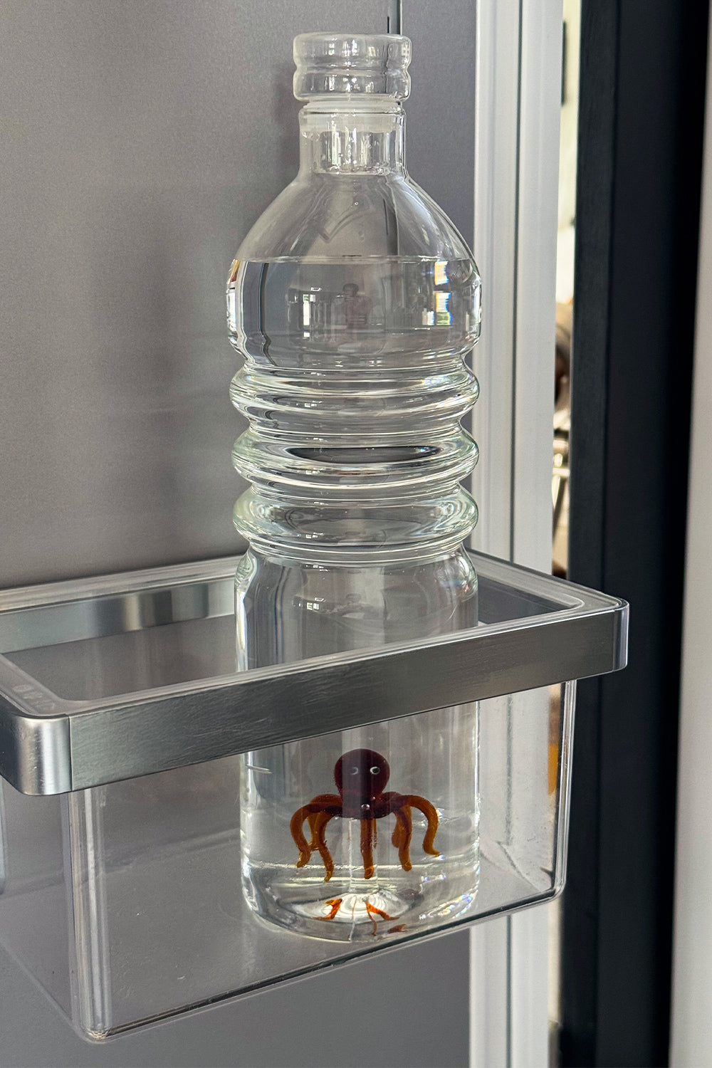 Detalle Nevera Botella De Cristal Con Figura Pulpo Cristina Oria