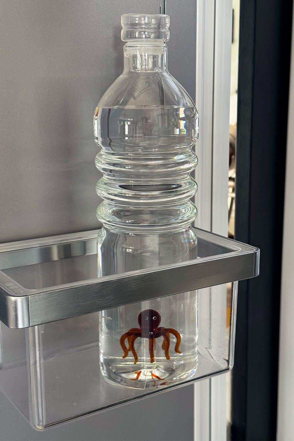 Detalle Nevera Botella De Cristal Con Figura Pulpo Cristina Oria