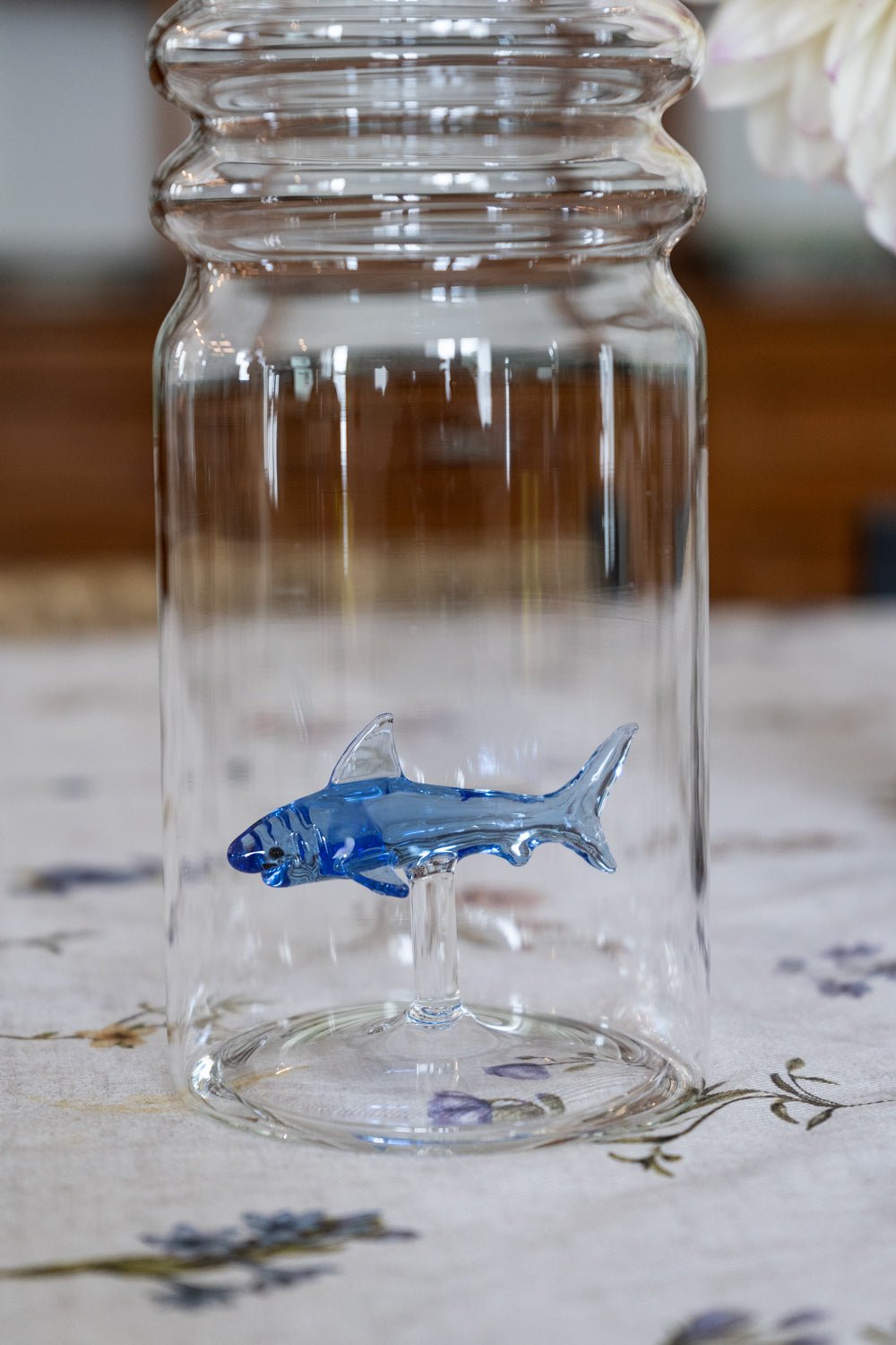 Detalle Figura Botella De Cristal Con Figura Tiburón Cristina Oria
