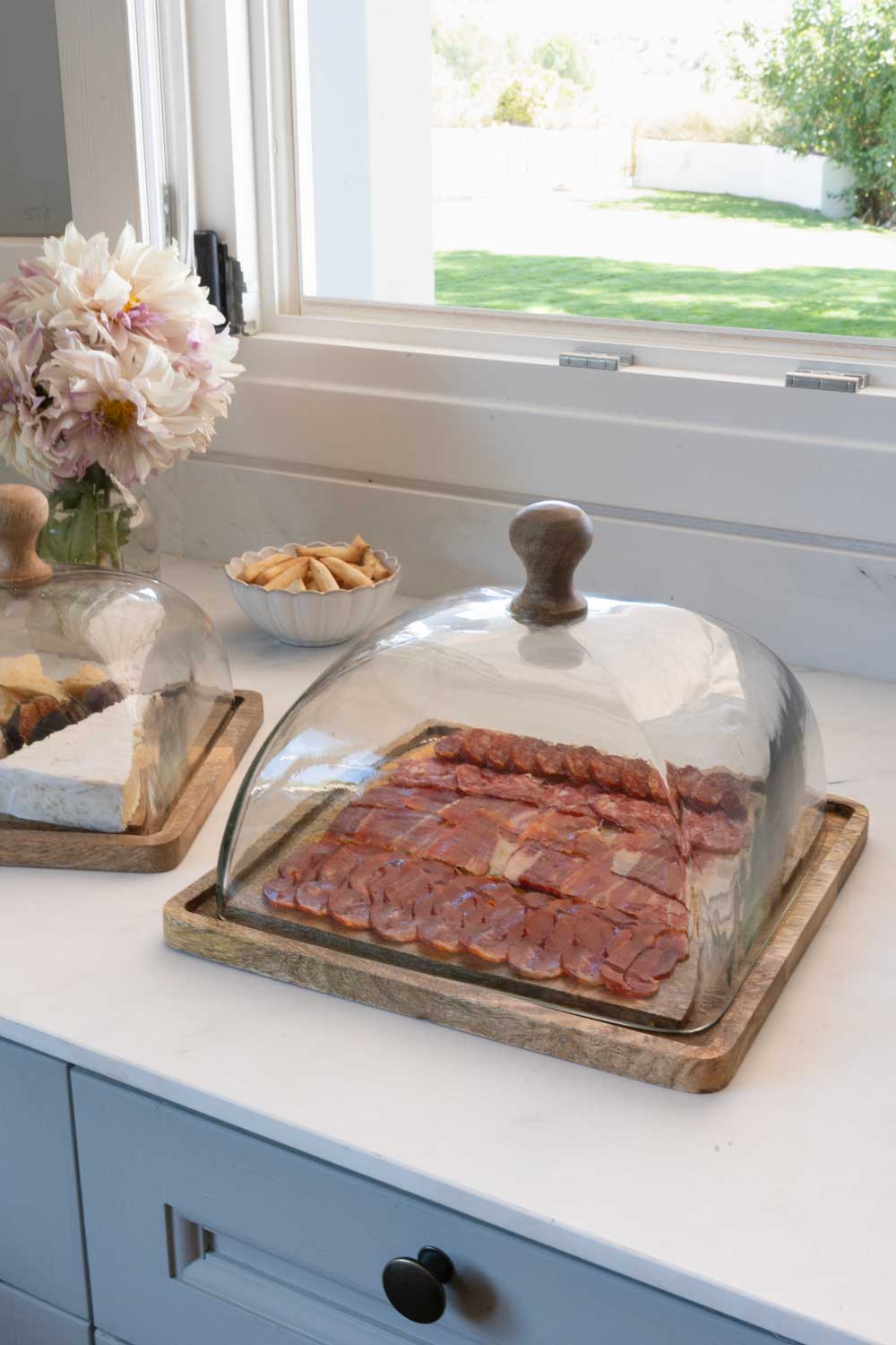 Detalle quesera cuadrada con tapa de cristal grande cristina oria