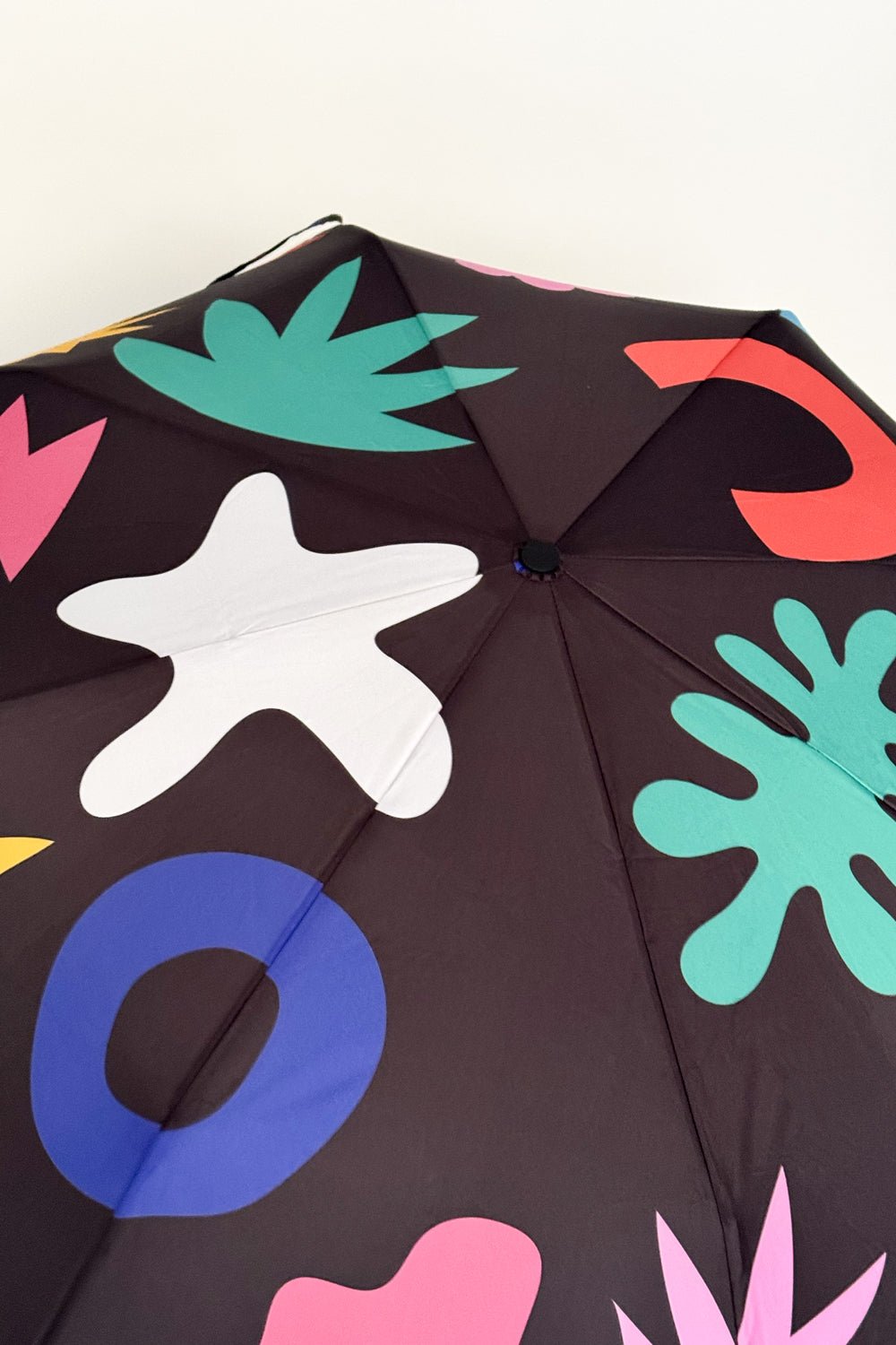 Detalle Paraguas Con Diseño Abstracto Marrón Chocolate Y Mango Con Cabeza De Pato Cristina Oria