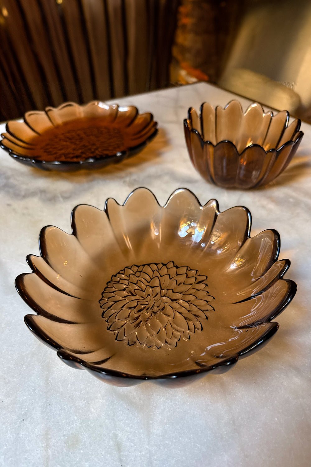 Detalle Plato Hondo De Cristal Con Diseño De Flor Irregular Ámbar Cristina Oria