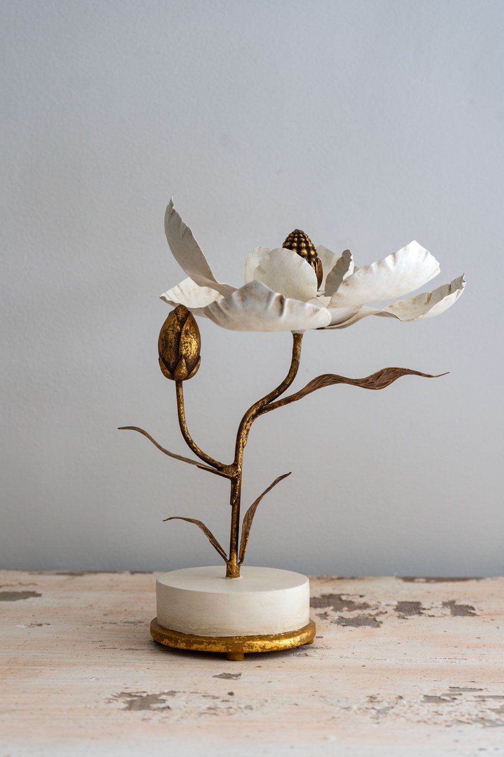 Flor Decorativa Dorada Y Blanca Diseño Magnolia Cristina Oria