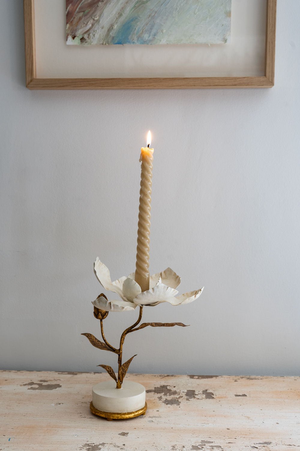 Detalle Candelabro Flor Decorativa Dorada Y Blanca Diseño Magnolia Cristina Oria