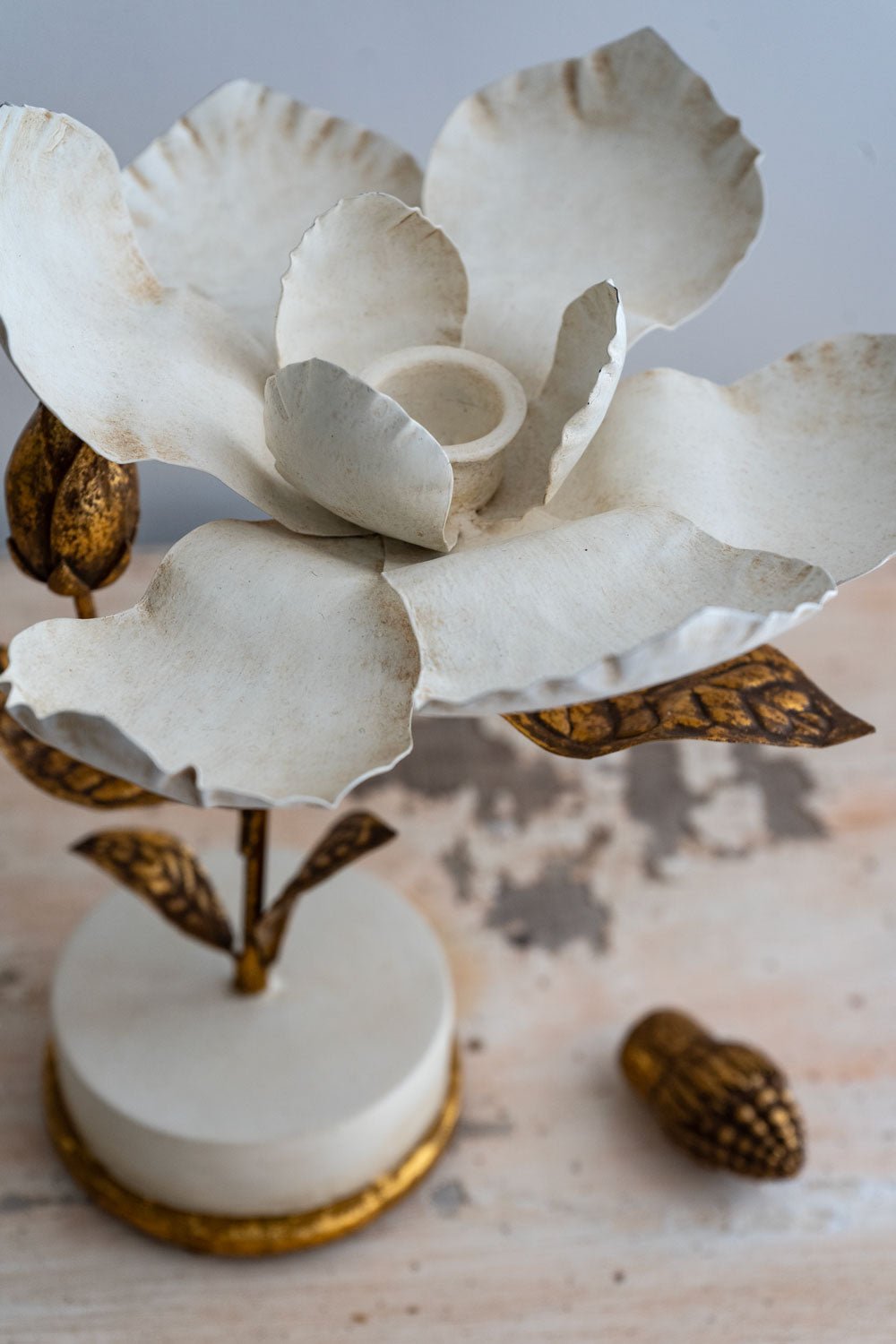 Candelabro Flor Decorativa Dorada Y Blanca Diseño Magnolia Cristina