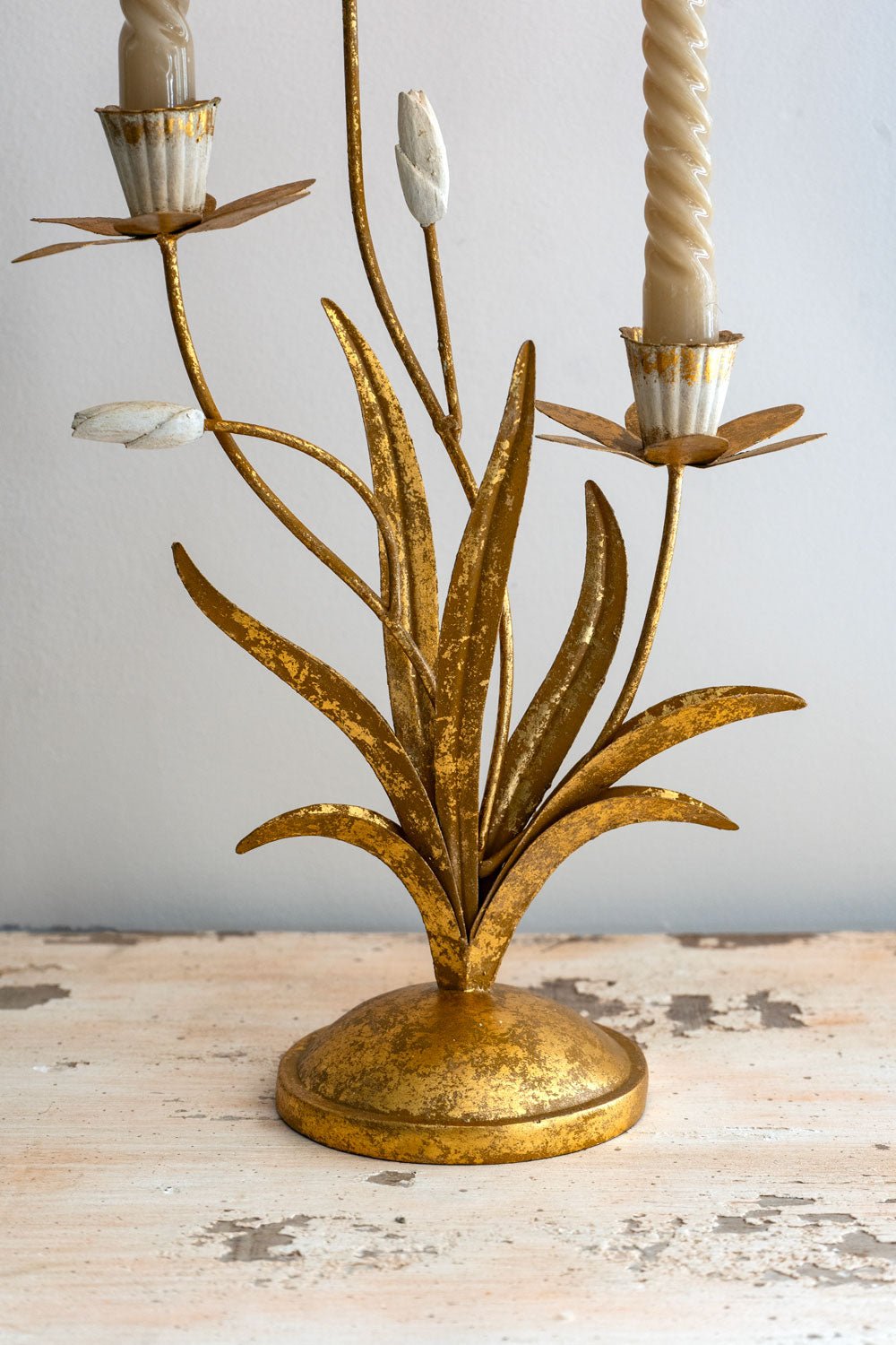 Detalle Tallo Candelabro Tres Velas Dorado Y Blanco Diseño Narcisos Cristina Oria