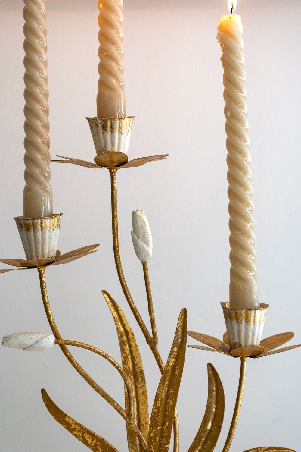 Detalle Flores Candelabro Tres Velas Dorado Y Blanco Diseño Narcisos Cristina Oria