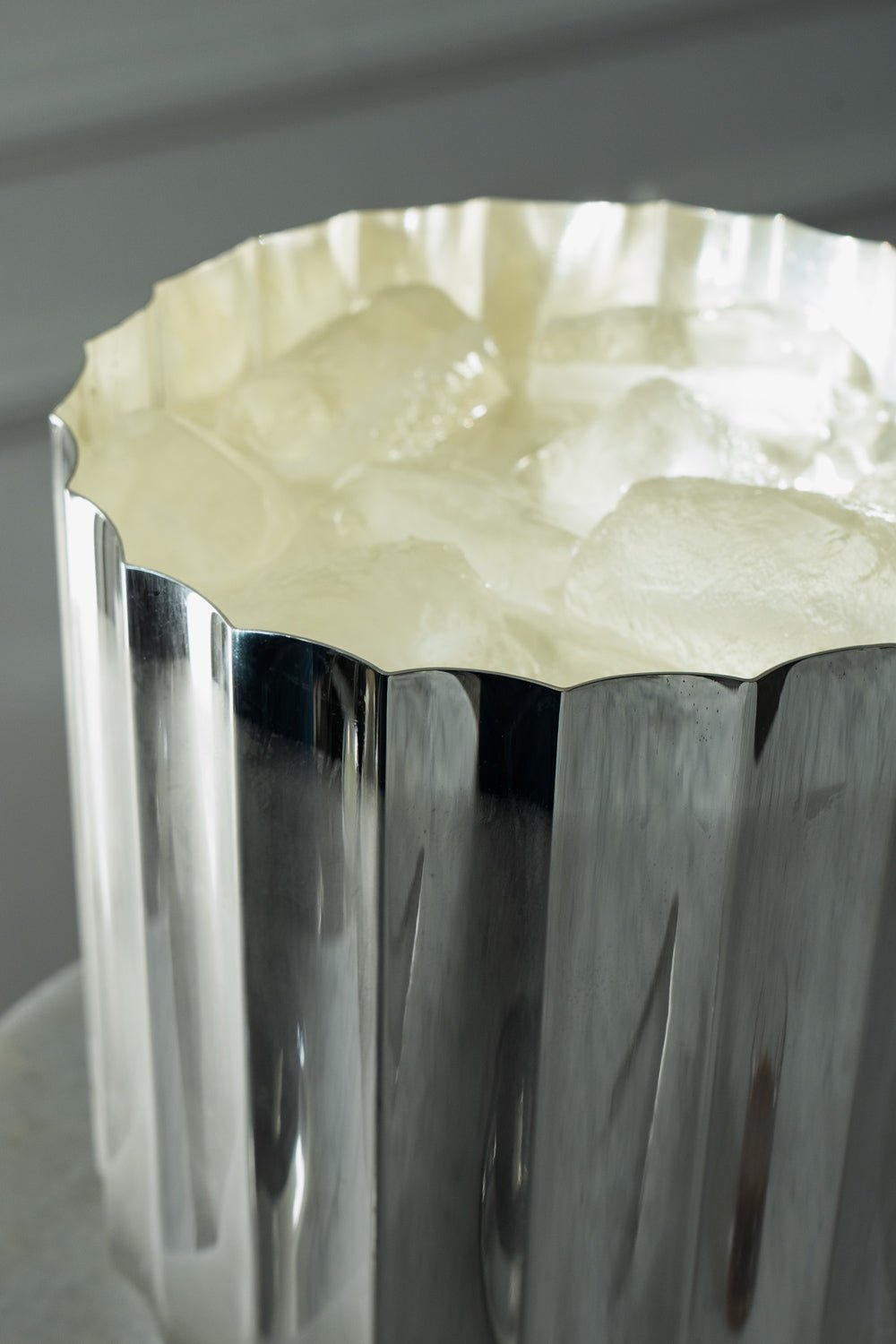 Detalle Cubitera Plisada De Plata Con Tapa Cristina Oria