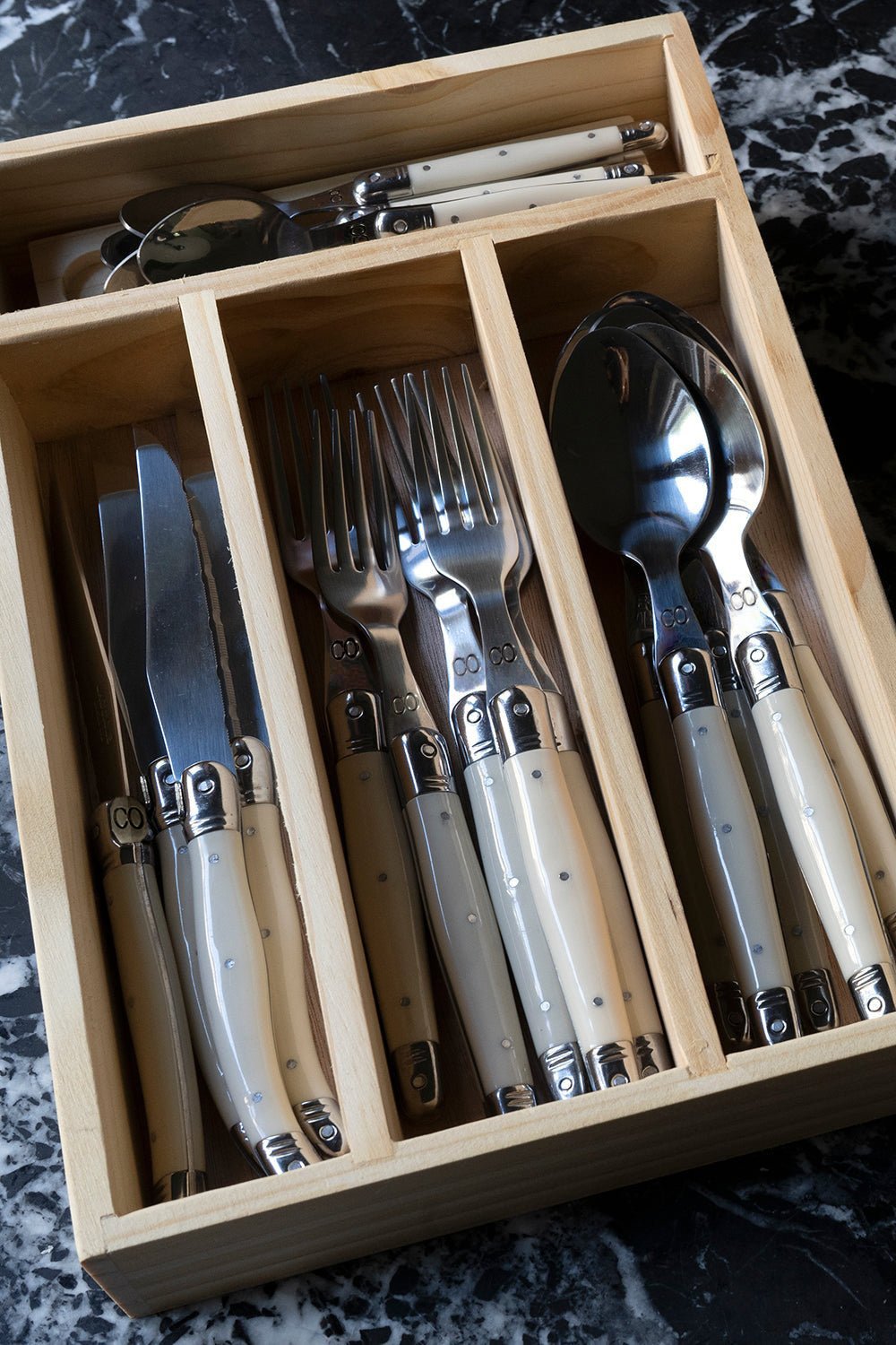 Ménagère à couverts 24 pièces en coffret en bois
