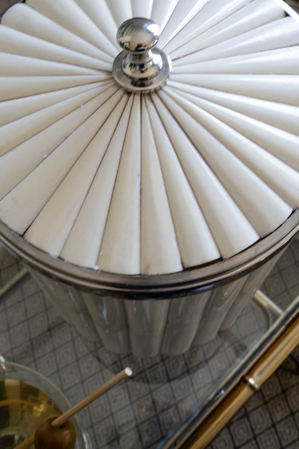 Detalle tapa cubitera de asta blanca grande cristina oria