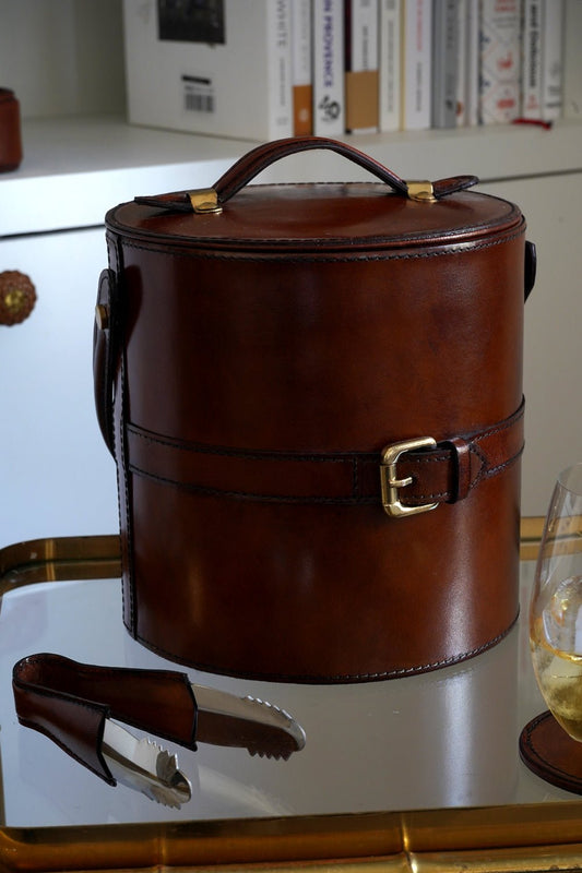 Cubitera De Cuero Con Tapa Y Detalle De Hebilla Grande Cristina Oria