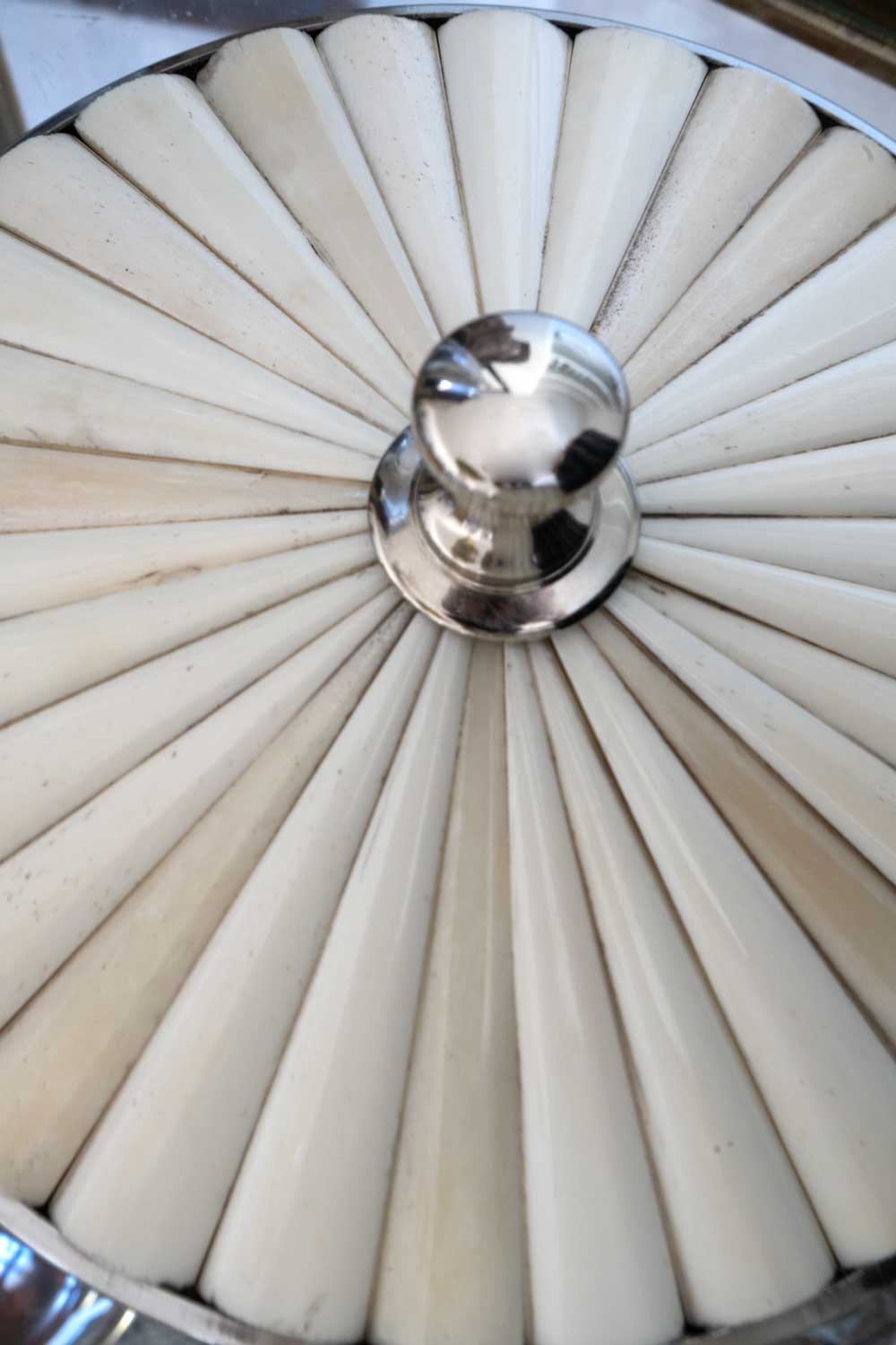 Detalle tapa cubitera de asta blanca cristina oria