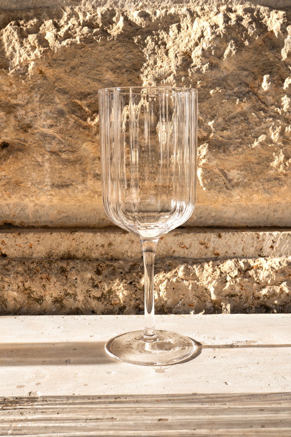 Calice da vino in cristallo con onde