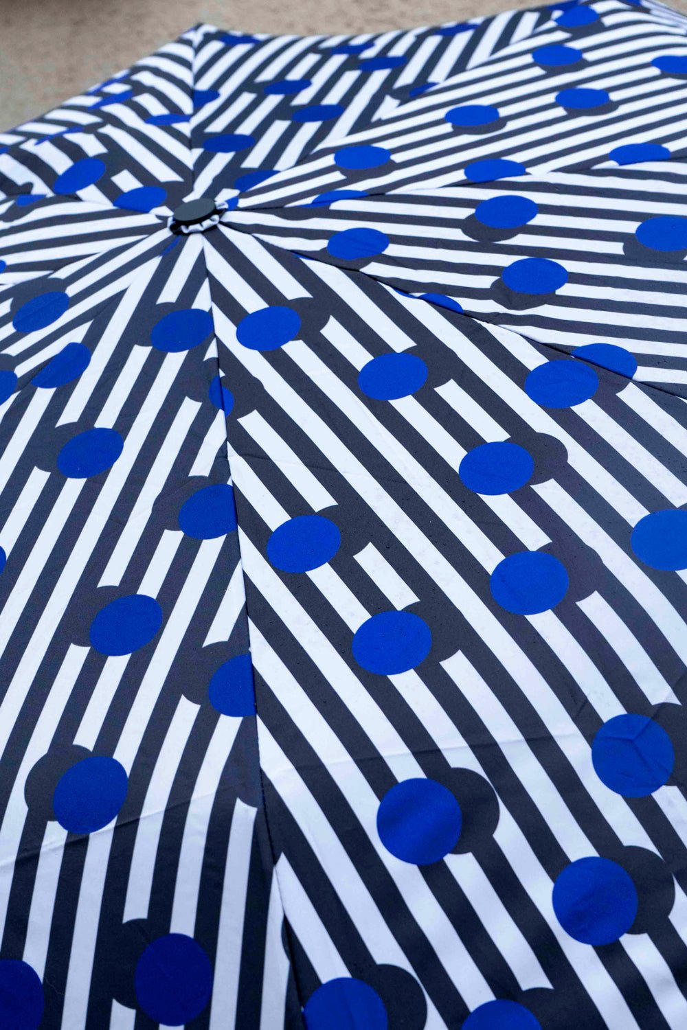 Detalle Estampado Paraguas Con Diseño De Rayas Negras & Puntos Azules Y Mango Con Cabeza De Pato Cristina Oria