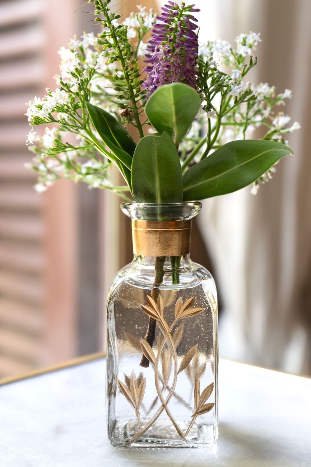 Detalle Mini Florero Rectangular De Cristal Con Flores Doradas Pintadas A Mano Cristina Oria