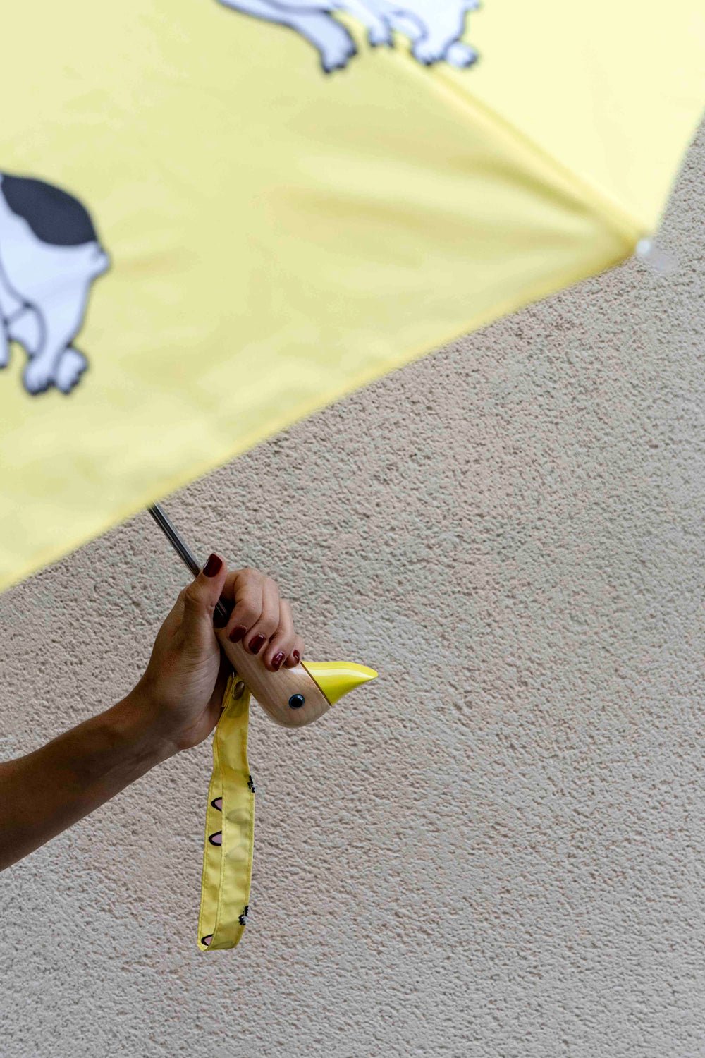 Detalle Paraguas Con Diseño De Bulldogs Y Mango Con Cabeza De Pato Cristina Oria