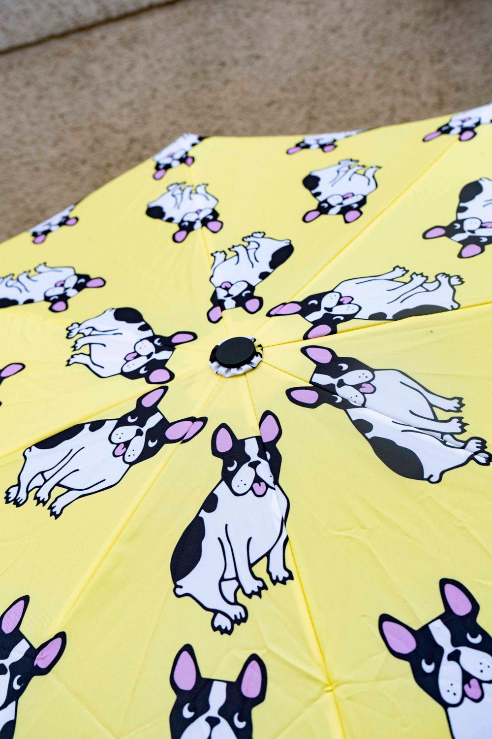 Detalle Estampado Paraguas Con Diseño De Bulldogs Y Mango Con Cabeza De Pato Cristina Oria