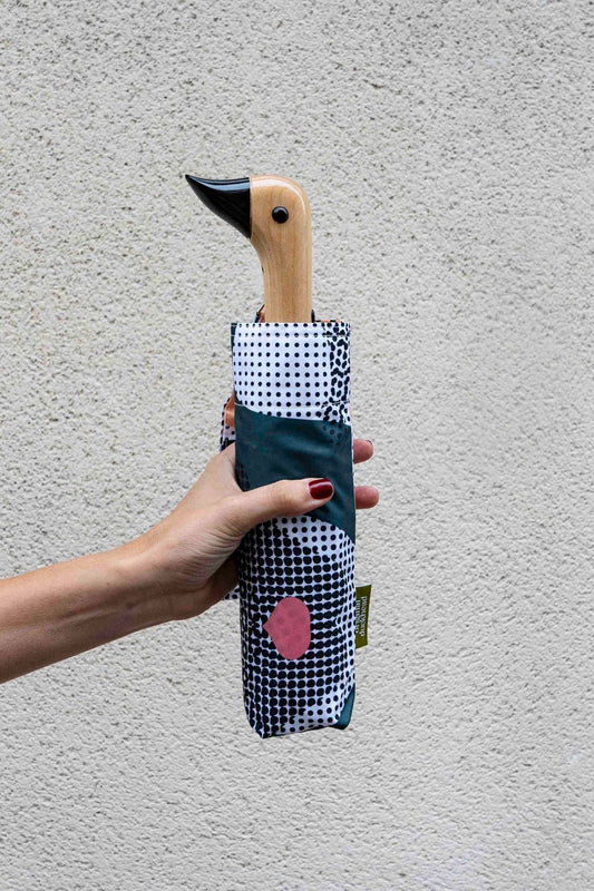 Regenschirm mit abstraktem Polka-Dot-Design und Entenkopfgriff