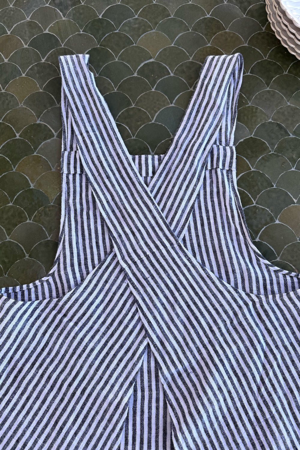 Detalle Espalda Delantal De Lino Con Diseño De Rayas Negras Cristina Oria