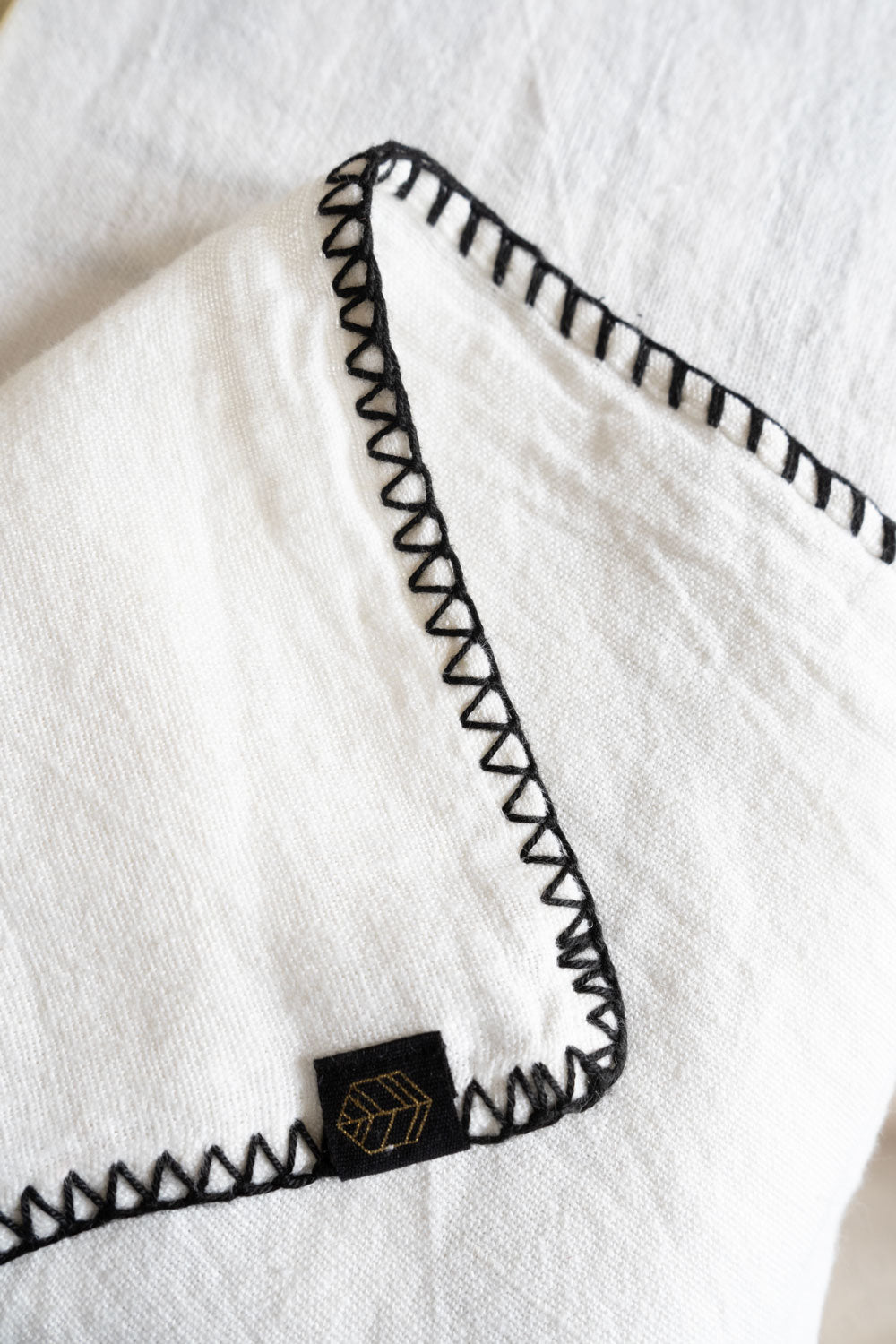 Mantel De Lino Blanco Con Borde Negro - Cristina Oria