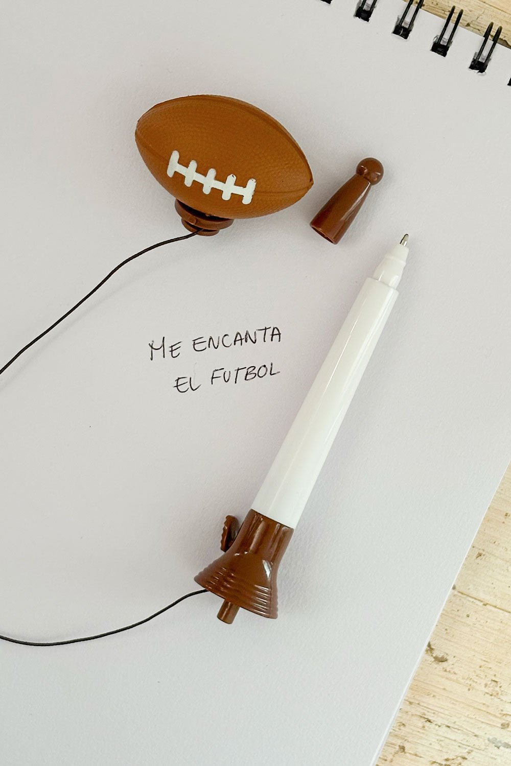 Detalle Bolígrafo Dispara Pelotas Rugby Cristina Oria