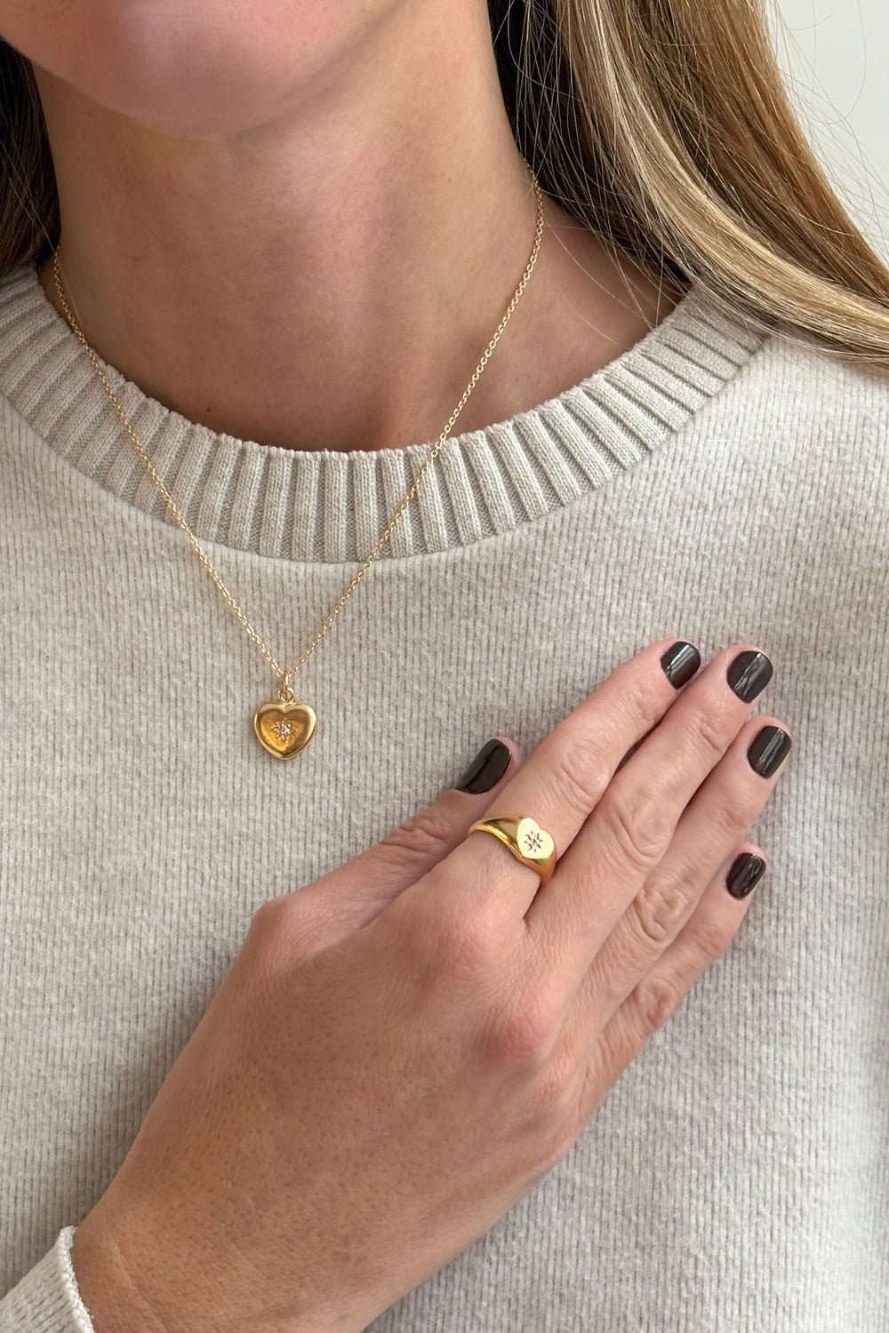 Detalle Combinación Collar & Anillo Diseño Corazón Cristina Oria