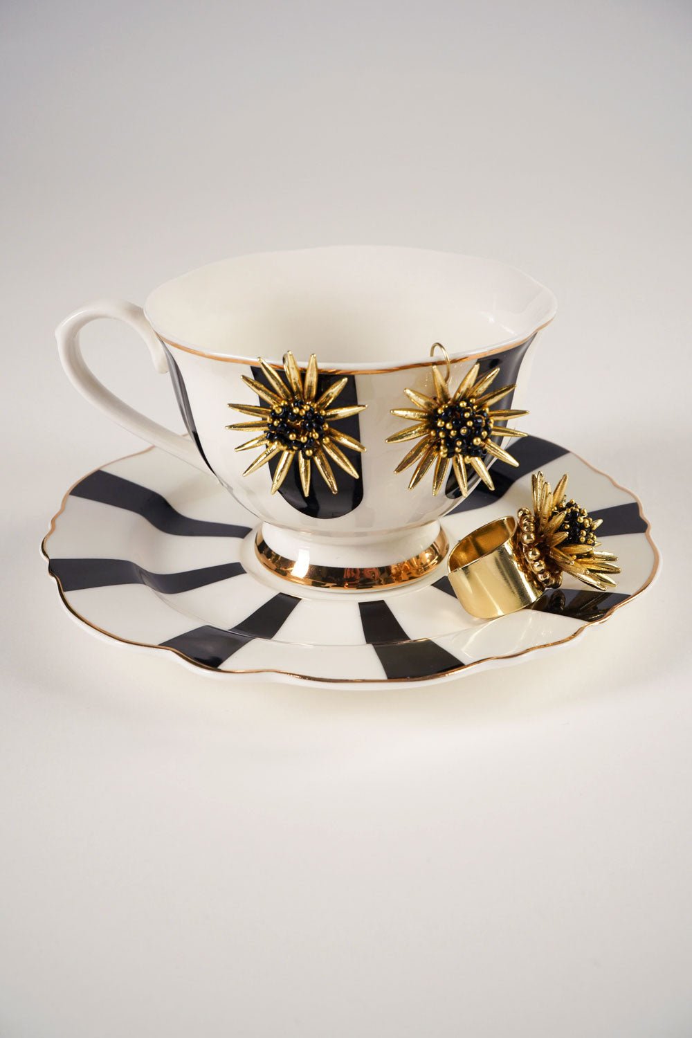 Detalle Vajilla Combinación Anillo & Pendientes Dorados Diseño Girasoles Negros Cristina Oria