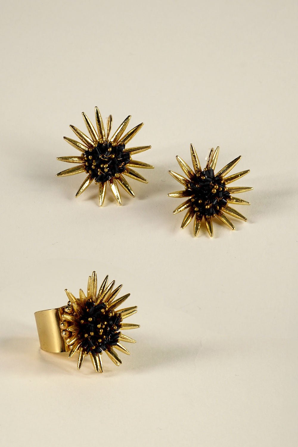 Combinación Anillo & Pendientes Dorados Diseño Girasoles Negros Cristina Oria