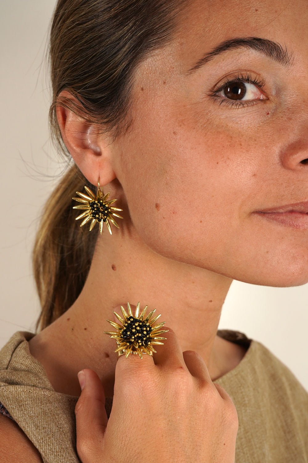 Detalle Puestos Combinación Anillo & Pendientes Dorados Diseño Girasoles Negros Cristina Oria