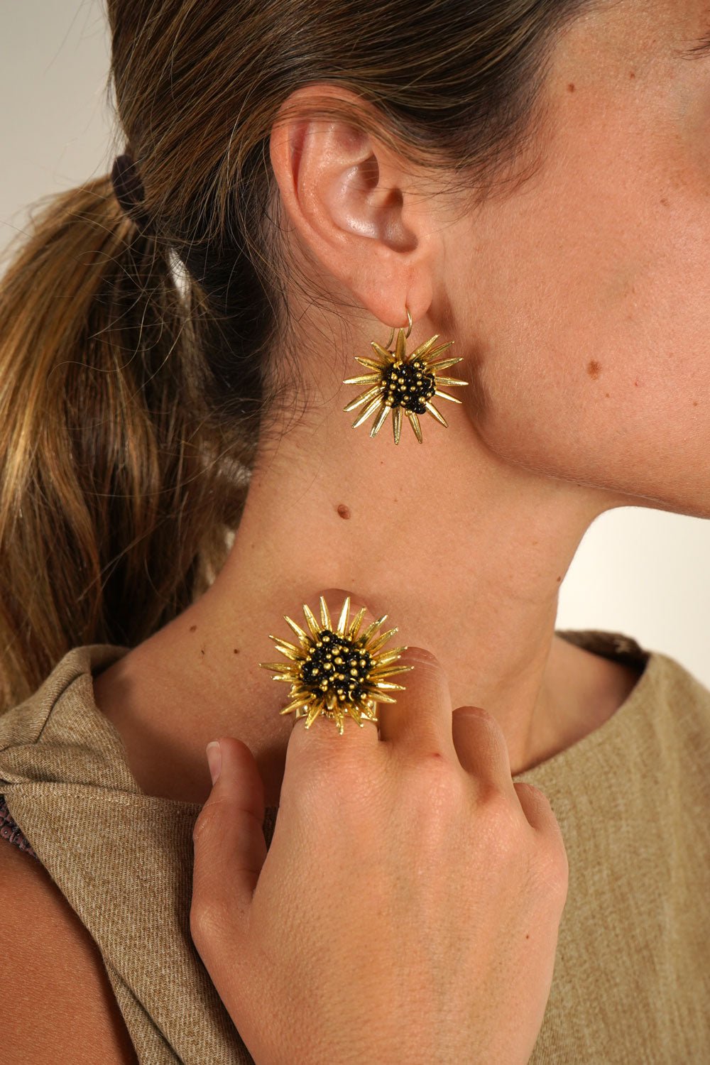 Detalle Combinación Anillo & Pendientes Dorados Diseño Girasoles Negros Cristina Oria