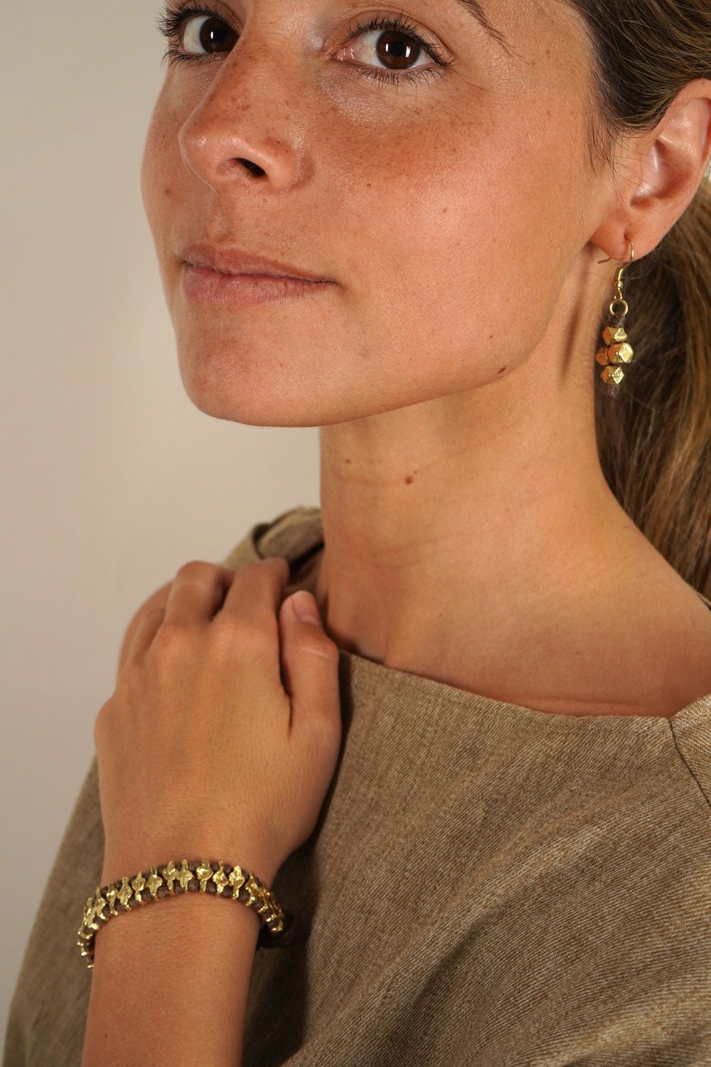 Detalle Combinación Pulsera & Pendientes Dorados Y Marrones Cristina Oria