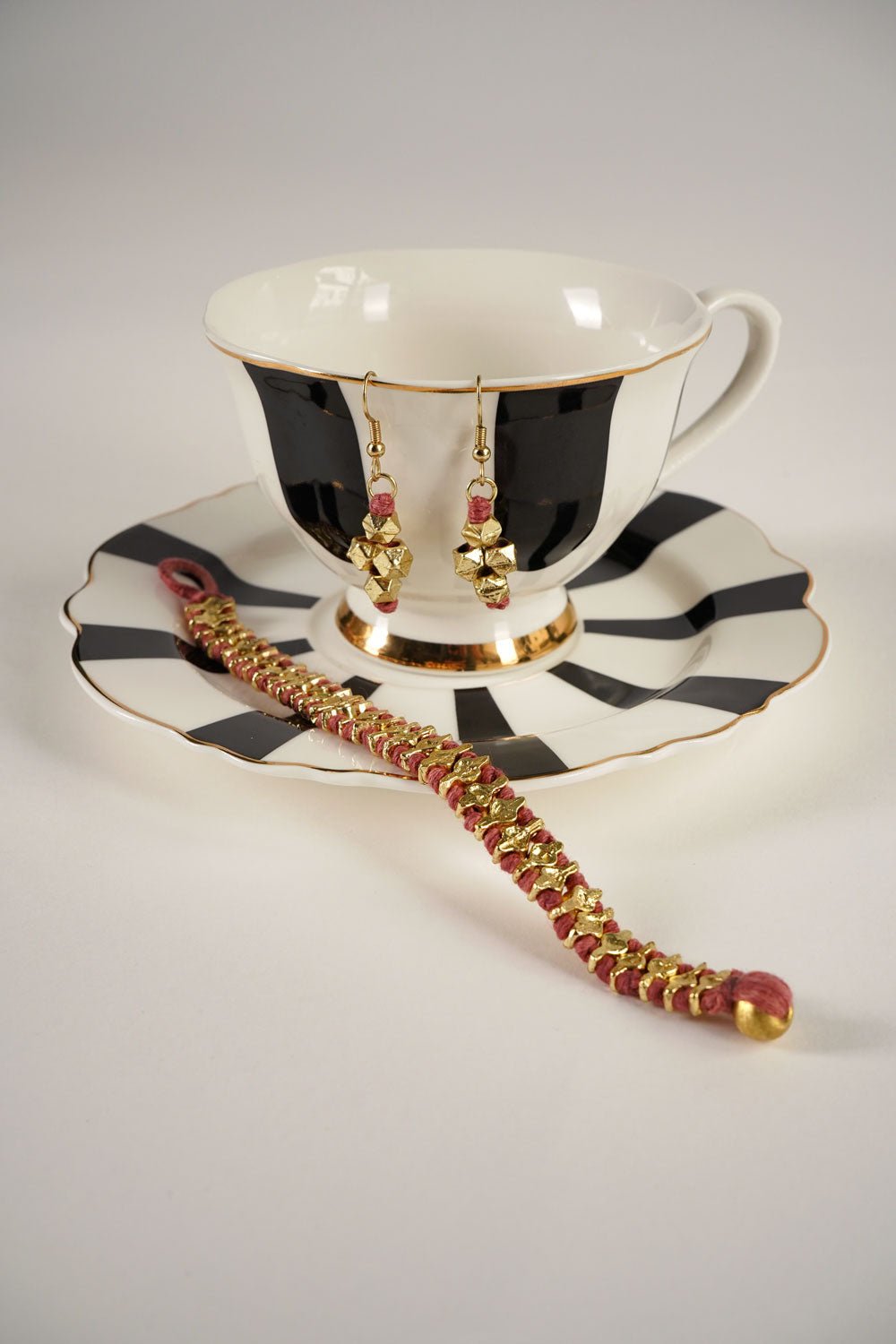 Detalle Taza Combinación Pulsera & Pendientes Dorados Y Rosas Cristina Oria