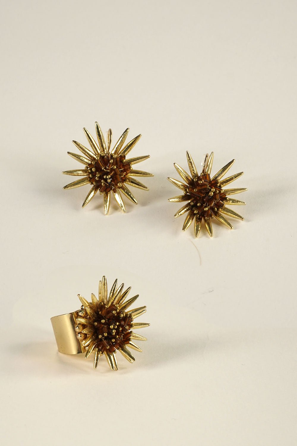 Combinación Anillo & Pendientes Dorados Diseño Girasoles Marrones Cristina Oria