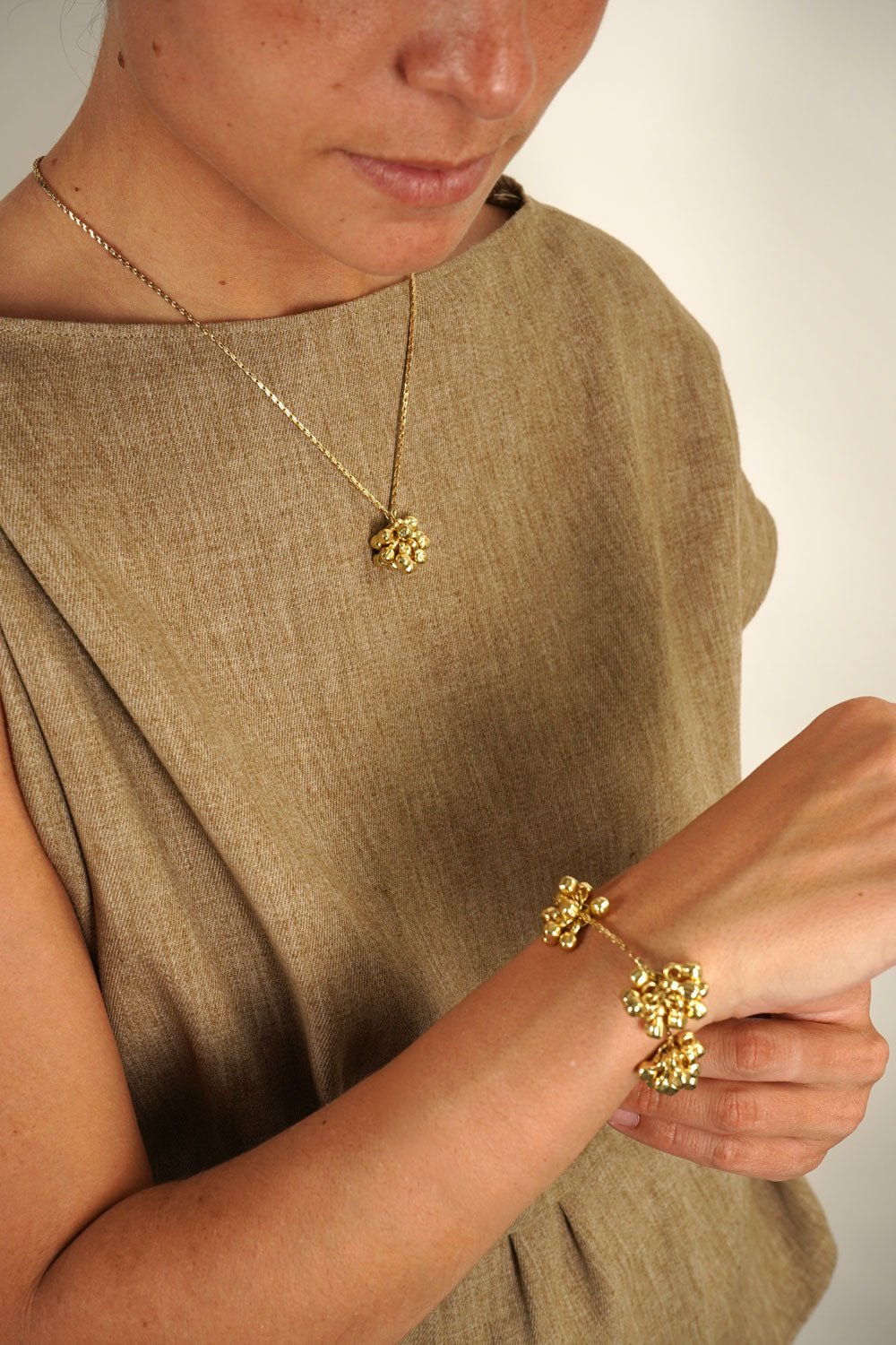 Detalle Combinación Pulsera & Collar Dorado Con Borlones Cristina Oria