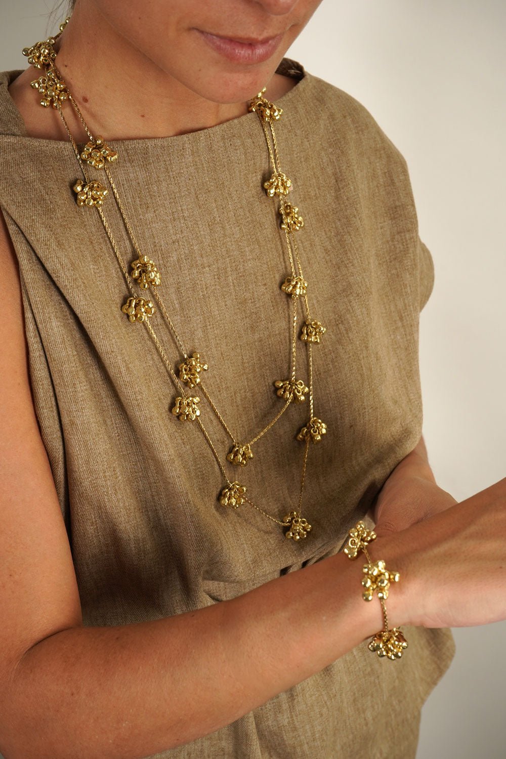 Detalle Combinación Pulsera & Collar Largo Dorado Con Borlones Cristina Oria