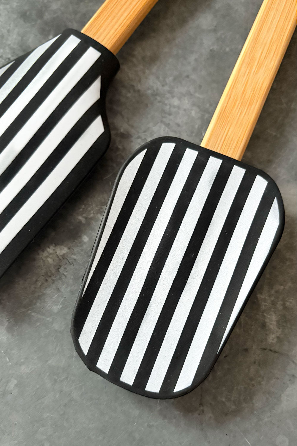 Detalle Set De Dos Espátulas De Silicona Con Diseño De Rayas Blancas Y Negras Cristina Oria