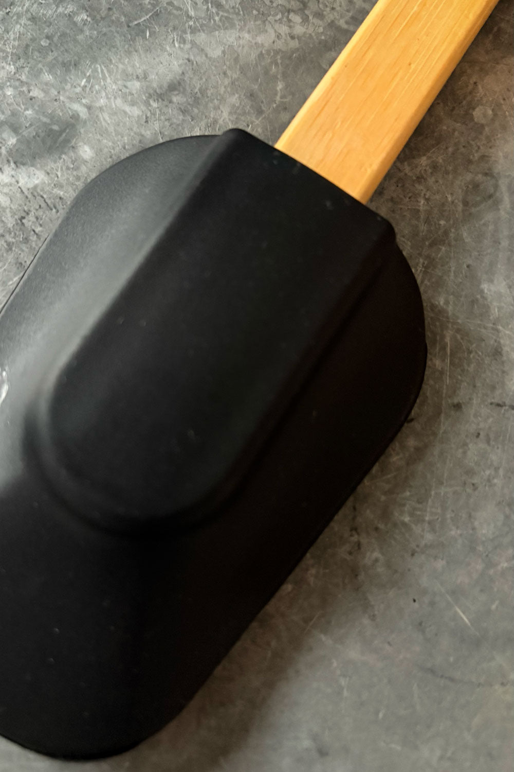 Detalle Parte Superior Set De Dos Espátulas De Silicona Con Diseño De Rayas Blancas Y Negras Cristina Oria