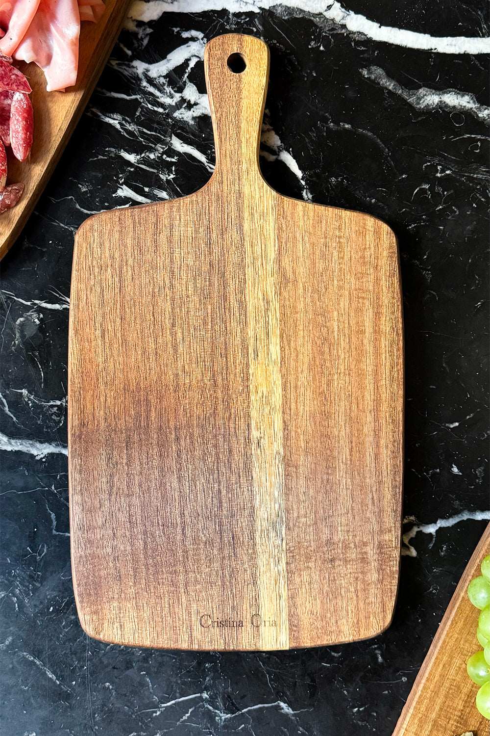 Detalle Tabla Rectangular De Madera Con Mango Mediana Cristina Oria
