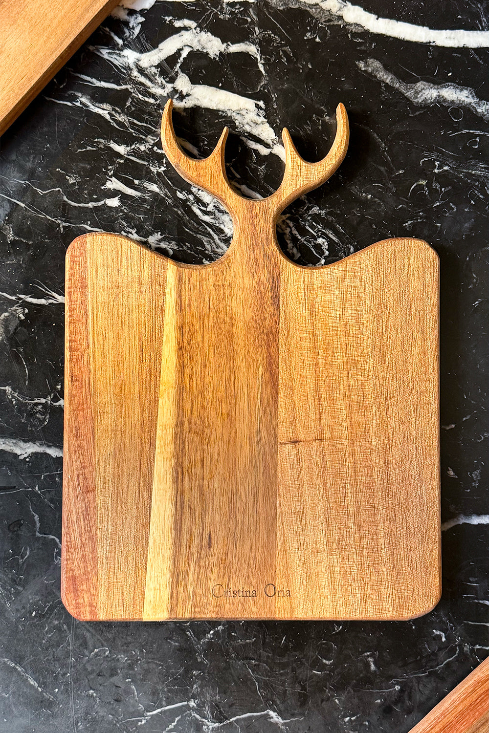 Detalle Tabla De Madera Con Diseño De Cuernos De Ciervo Mediana Cristina Oria