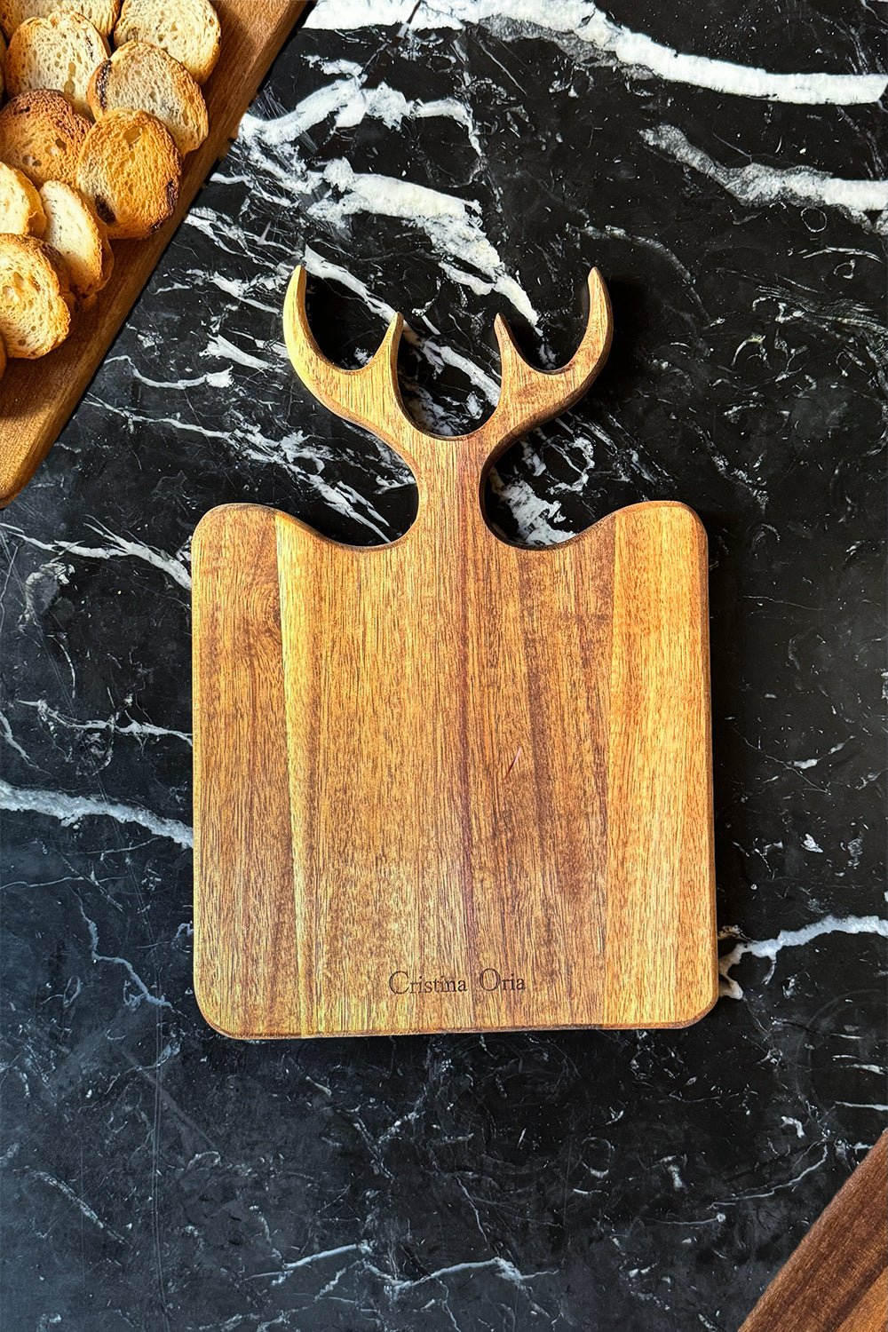 Detalle Tabla De Madera Con Diseño De Cuernos De Ciervo Pequeña Cristina Oria