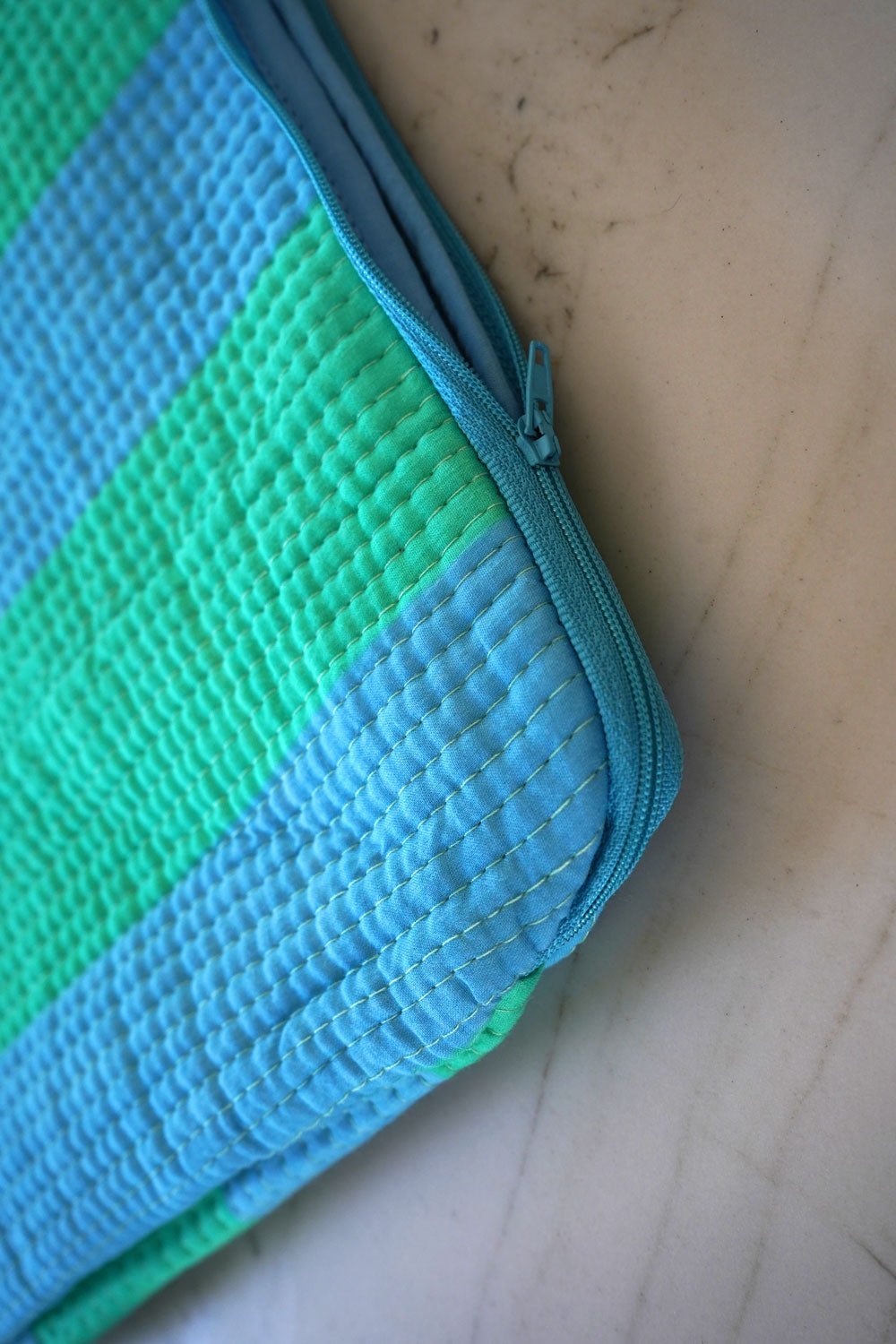Detalle Cremallera Funda Para Portátil Rayas Azules Y Verdes Cristina Oria