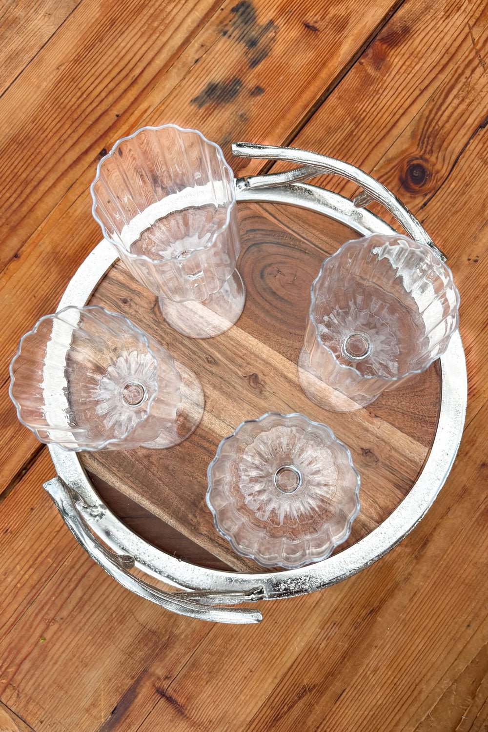 Detalle Bandeja Redonda De Madera Con Asas Plateadas Cuernos Ciervo Cristina Oria