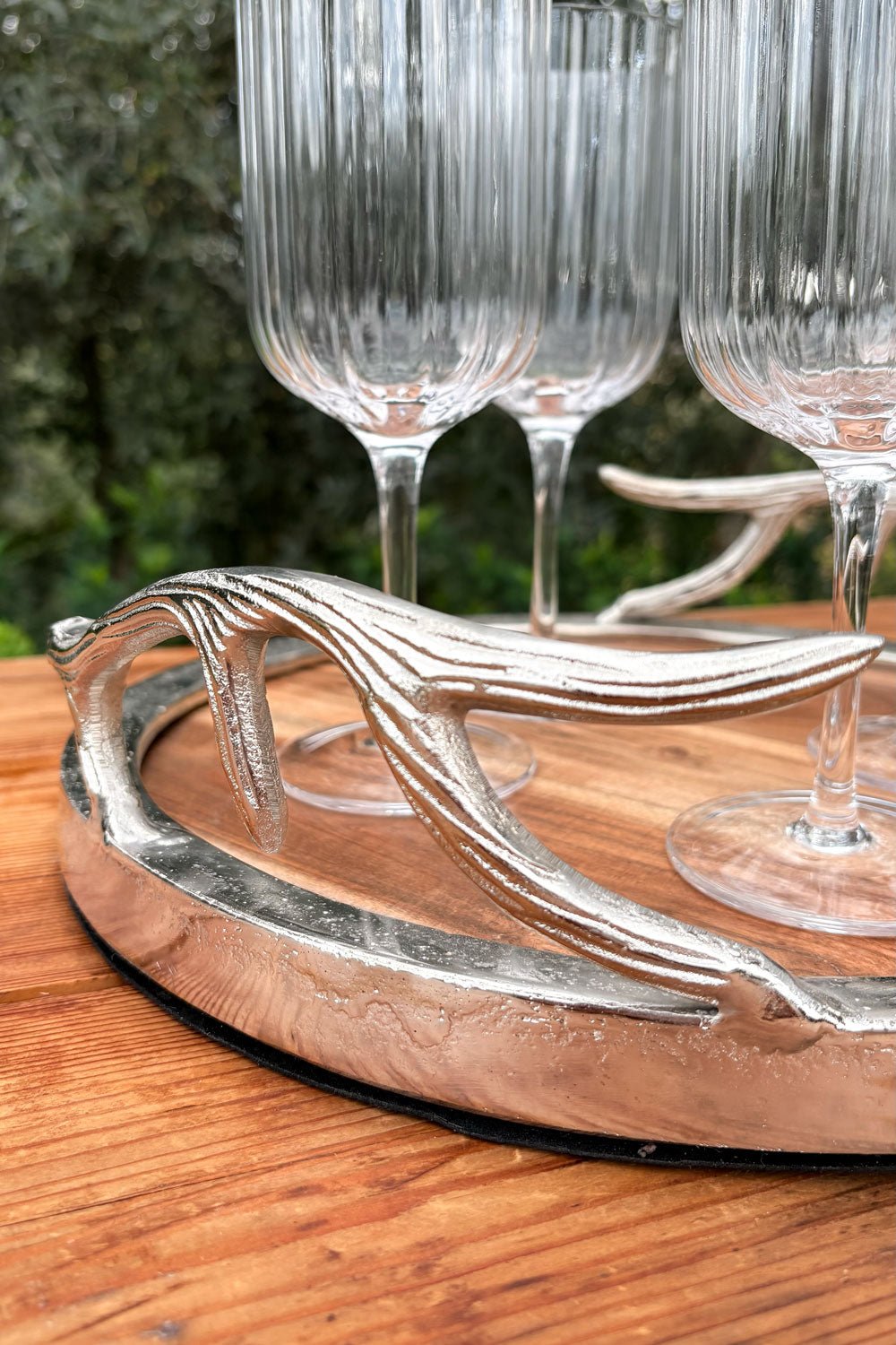 Detalle Asas Bandeja Redonda De Madera Con Asas Plateadas Cuernos Ciervo Cristina Oria