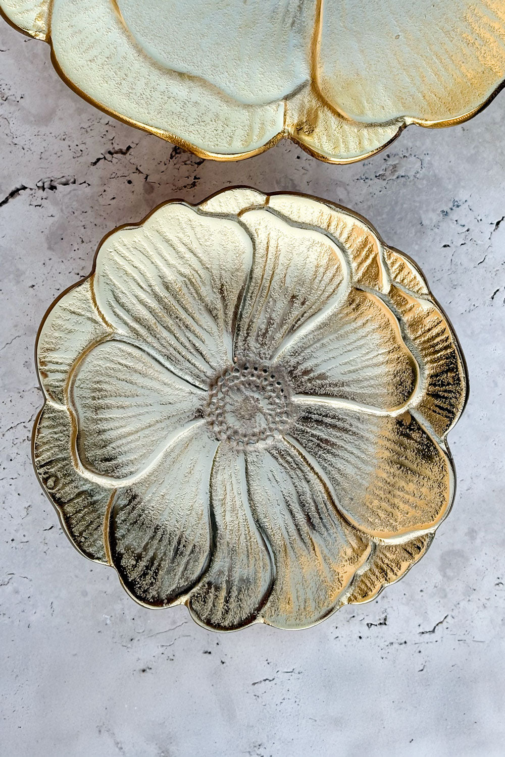 Detalle Base Con Diseño De Flor Dorada Grande Cristina Oria