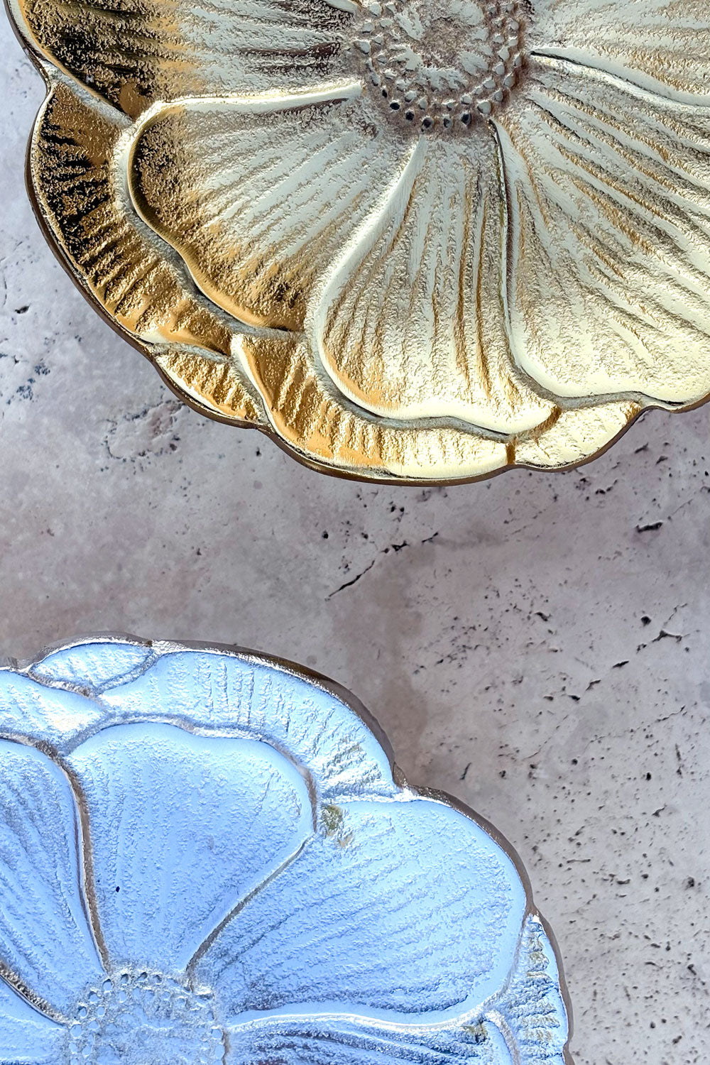 Detalle Colores Base Con Diseño De Flor Plateada Cristina Oria