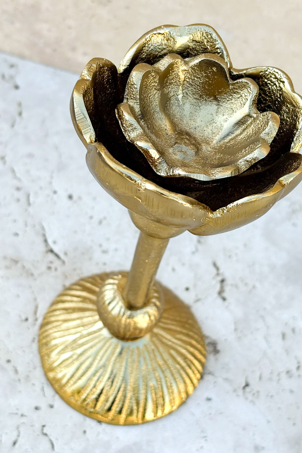 Detalle Candelabro Dorado De Aluminio Con Diseño De Flor Cristina Oria